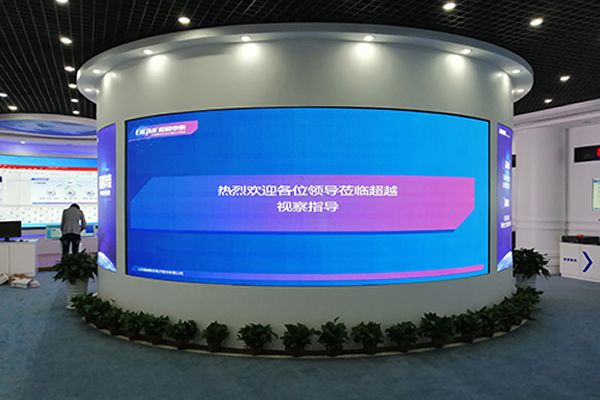 室内选择P3LED显示屏好还是拼接屏好？