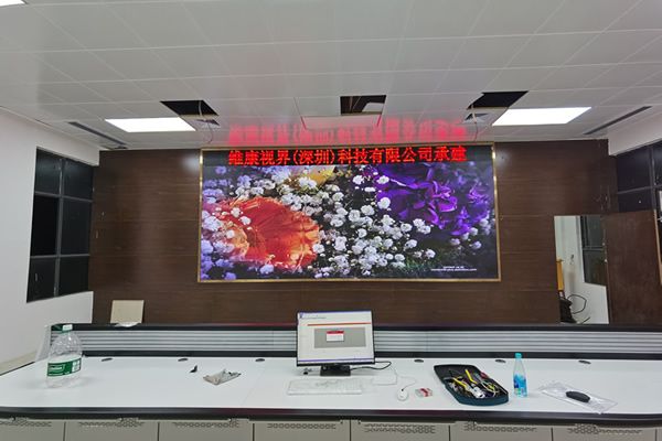 一套常见的室内LED显示屏系统包括哪些设备？