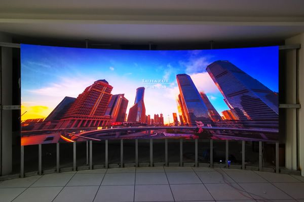 小间距LED显示屏8大特点