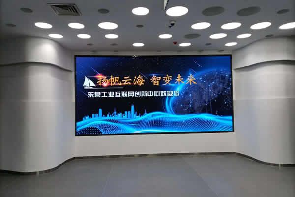 会议厅使用LED显示屏好还是液晶拼接屏好？