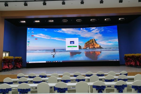 舞台背景大屏使用LED屏好，还是拼接屏好？