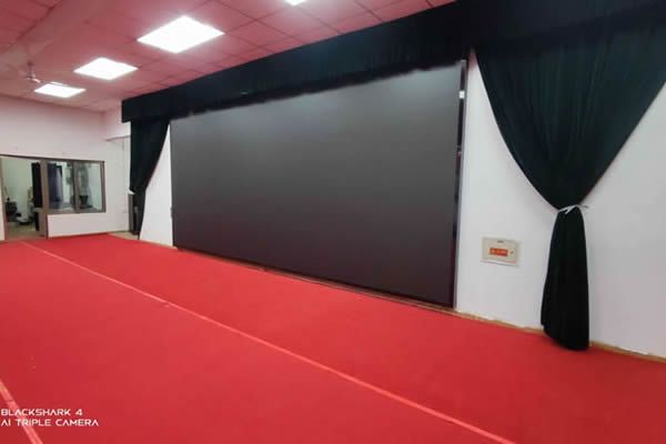 舞台大屏有哪些，选择LED显示屏好还是拼接屏好？