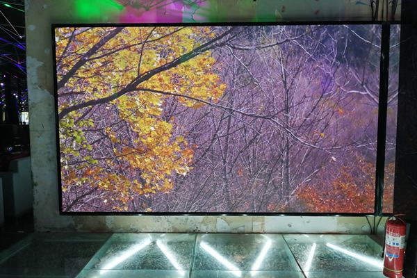 酒吧大屏使用LED显示屏好，还是液晶拼接屏好？