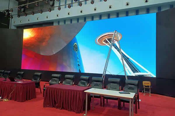 会议室的显示屏幕要做多大合适？