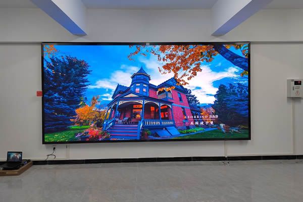 液晶拼接屏和LED显示屏那个直播效果好？