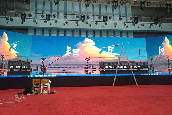 大型会场的大屏幕需要多大尺寸 ？