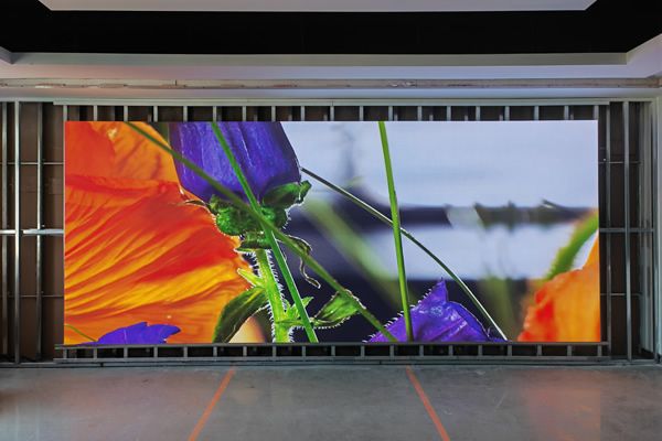 8米宽的会议室，用多大尺寸的LED显示屏合适？