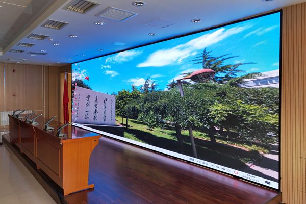 6米宽10米长的会议室，做多大尺寸的LE显示屏合适？