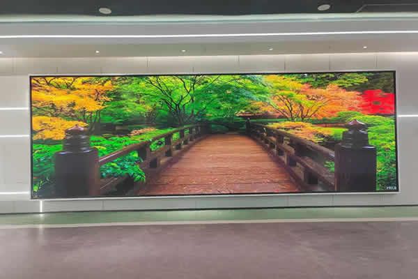 音乐厅led屏幕一般多少寸合适，用P几的？